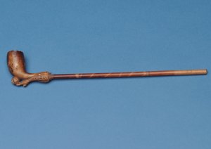 Pipa da coppa con gambo di bambù e stivale scolpito che calcia una palla sotto