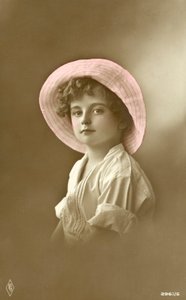 Ragazzo carino con cappello rosa da English School
