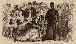 Scena vergognosa nelle strade di Birmingham, comportamento tumultuoso di donne ubriache da English School