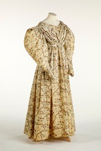 Vestito stampato con un motivo floreale e di rami su tessuto crema con motivo a griglia nella trama, c.1830-35 da English School