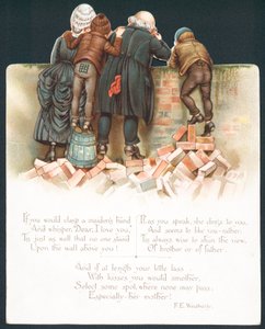 Famiglia che guarda una coppia romantica oltre il muro da English School