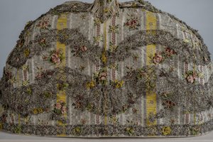 Mantua (gonna) della bambola di moda da English School