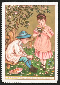 Ragazza con fiori che parla al ragazzo seduto