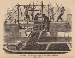 Gruppo di scaricatori di carbone al lavoro sotto il ponte