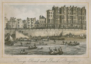 Vista generale di Kings Road e della spiaggia a Brighton da English School
