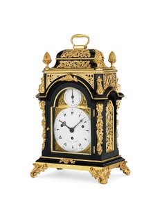 Orologio da tavolo di piccole dimensioni con montatura in ormolu ebanizzata e musicale di otto giorni, c.1765 da English School