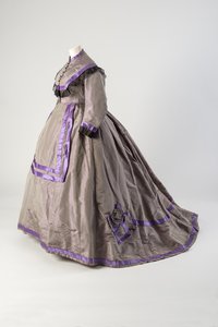Vestito di taffetà grigio seta rifinito con pizzo nero e raso di seta viola da English School
