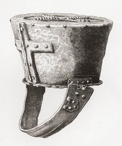 Elmo, dal Castello di Pomeroy, Inghilterra, risalente al c. XII secolo, da The British Army: Its Origins, Progress and Equipment, pubblicato nel 1868