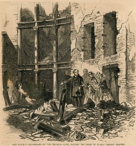 Sua Maestà, accompagnata dalla Principessa Reale, visita le rovine del Covent Garden Theatre, Londra da English School