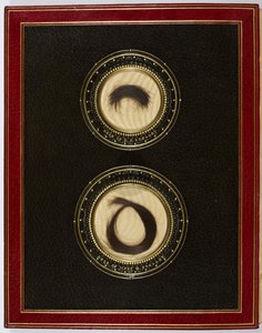 Copertina interna anteriore, con ciocche di capelli di Percy Bysshe Shelley e sua moglie Mary Shelley