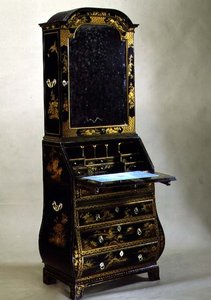 Mobile a ribalta della regina Anna con lati bombati, inizio XVIII secolo da English School