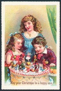 Signora e bambini che ammirano la torta di Natale
