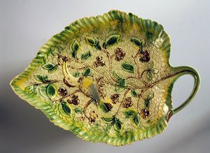 Piatto a forma di foglia decorato con viti e uccello esotico, 1760-70 da English School