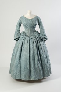 Vestito di seta azzurra con corpetto sagomato e maniche lunghe da English School