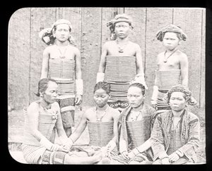 Diapositiva della Lanterna Magica che mostra Donne della Tribù Sea Dyas, Borneo c.1900 da English School