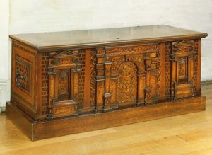 Cassettone intarsiato Nonsuch