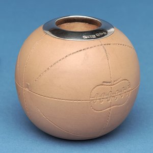 Portafiammiferi a forma di pallone da calcio, Doulton & Co., Lambeth (ceramica)