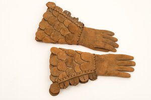 Guanti corazzati in pelle da uomo, c.1600-50 da English School