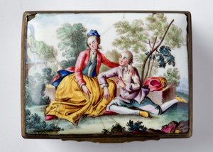 Scatola oblunga con amanti in un paesaggio sul coperchio e fiori dipinti e insetti sui lati sagomati (smalto) da English School