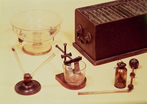 Equipaggiamento originale usato da Sir Humphry Davy nei suoi esperimenti elettrochimici (inizio XIX secolo)