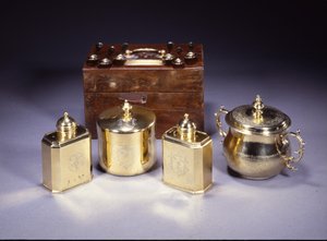 Coppia di caddies da tè Queen Anne e una scatola da zucchero da English School