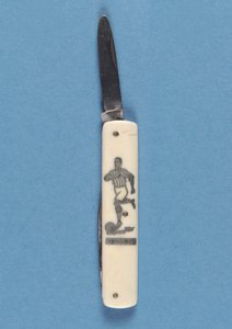 Coltello tascabile raffigurante un calciatore