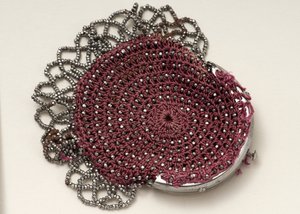 Borsa rosa con chiusura superiore, decorazione a perline e rifinitura a rete (cotone e acciaio)