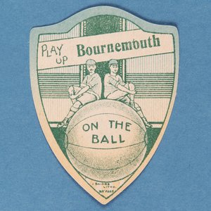 Gioca su Bournemouth, carta Baines a forma di scudo e due calciatori seduti su un grande pallone da calcio, 1888-89