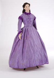 Abito da giorno viola, 1860 (taffetà di seta a righe) da English School