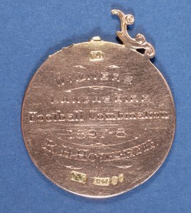Retro di una medaglia del Preston North End Football Club, 1897-98