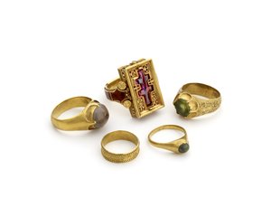 Anelli dal Thame Hoard trovati nel fiume Thame, data terminale 1457 (oro e pietre preziose)