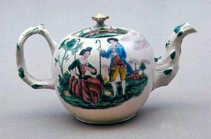 Teiera Staffordshire a smalto salino decorata en famille rose, c.1770 da English School