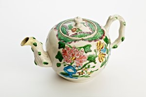 Teiera di Staffordshire decorata con crisantemi, 1760 da English School