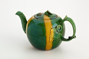 Teiera di Staffordshire con manico e beccuccio a forma di granchio, 1750 da English School