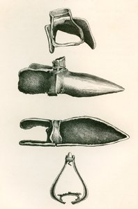 Staffe e sollerets, da The British Army: Its Origins, Progress and Equipment, pubblicato nel 1868