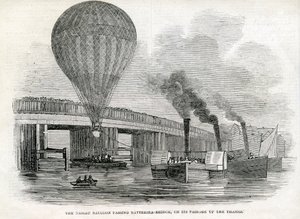 Il pallone Nassau che passa il ponte di Battersea da English School