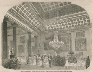 La Regina entra nella Sala della Cena a Grosvenor House da English School