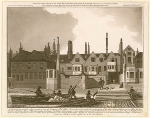 La facciata degli edifici sul lato orientale di New Palace Yard da English School