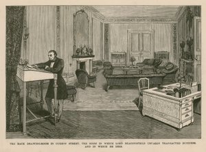 Il salotto sul retro in Curzon Street, Londra. La stanza in cui Lord Beaconsfield solitamente svolgeva affari e in cui morì da English School
