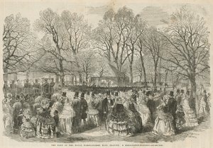 La banda delle Guardie Reali a Cavallo Blu che suona nei Kensington Gardens da English School