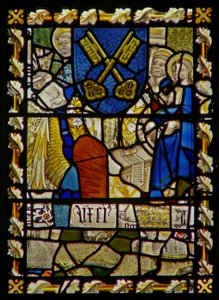 La finestra est che raffigura San Giovanni, San Pietro alla Porta, scudo con simbolo di San Pietro da English School