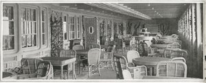 Il sontuoso caffè parigino sul Titanic, con il suo traliccio e le piante rampicanti, da 