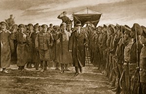 Trotsky, commissario per la guerra bolscevico della Russia, ispeziona un reggimento dei Lettoni, che formavano l
