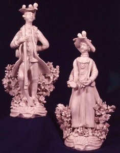 Due figure di Worcester supportate da un bocage, periodo Dr. Wall da English School