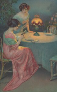 Due donne sedute a un tavolo