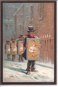 Cartolina natalizia vittoriana con quattro uomini che camminano nella neve portando cartelli pubblicitari di un pantomima, c.1880 da English School