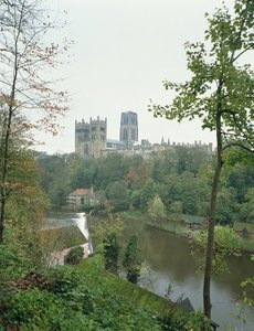 Vista della Cattedrale di Durham attraverso il fiume Wear, iniziata nel 1093 da English School