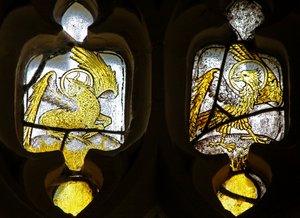 Finestra n2 raffigurante i simboli degli Evangelisti - il toro di San Luca e l