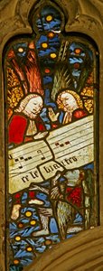 Finestra n2 raffigurante il coro angelico con spartito musicale da English School