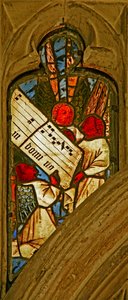 Finestra n2 raffigurante il coro angelico con spartito musicale